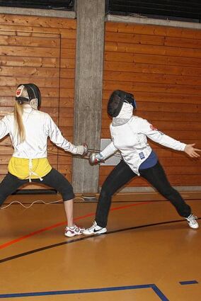 <p>Patrizia (r.) setzt beim ersten Training die ersten Treffer. Ihr macht's Spaß.</p>