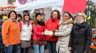 <p>Bei der Kerwe verdient, beim Weihnachtsmarkt gespendet: Die Organisatorinnen der "Wunderbar" überreichen 800 Euro für die Steinerwaldschule.</p>