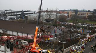 <p>Bad Homburg, 11.12.2013: Baukran stürzt auf Supermarkt-Dach.</p>