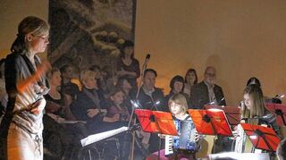 <p>Im stimmungsvollen Kerzenschein spielten die Musiker unter Leitung von Nadeshda Schmidt und Andrea Krischer eine kleine Abendmusik.</p>