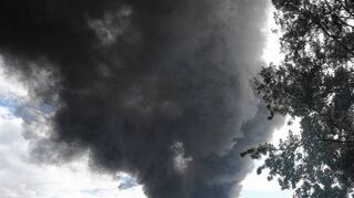 <p>Beängstigend: Eine immense Rauchwolke steigt am 22. Juni von der Parkinsel hoch. Ein Großbrand vernichtet eine 200 Meter lange Lagerhalle der Hafenbetriebe.</p>