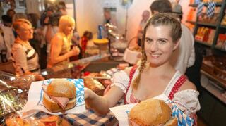 <p>Cristina Tonon präsentierte den Leberkäse - eine der zahlreichen witzigen, aber wissenschaftlich fundierten Aktionen zum Wittelsbacherjahr, dem größten Kulturereignis in Süddeutschland 2013 und 2014.</p>