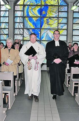 <p>Die Pfarrer Ronny Baier (l.) und Lothar Mößner leiten den Gottesdienst.</p>