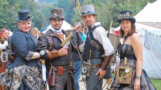 <p>Aus der Zeit gefallen: Steampunks in der Marktstraße des Industrieparks von Fond-de-Gras.</p>