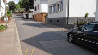<p>Der Unglücksort in der Schlossgasse mit Kreidezeichnungen auf der Straße. Der Unfall geschah in tiefer Dunkelheit.</p>