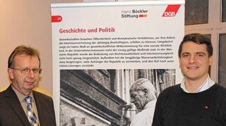 <p>Bürgermeister Matthias Baaß (l.) und Historiker Christian Störtz vom DGB bei der Eröffnung der Ausstellung. Gegen den Strom: Arbeiter August Landmesser verweigert den Hitler-Gruß (Ausschnitt aus der ersten Tafel in der Ausstellung).</p>