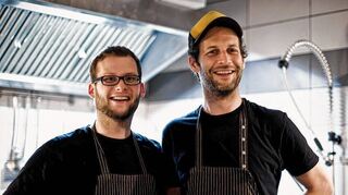 <p>Stolze "Bistronauten": Johannes Raiber (links) und Max Stoll sind noch kein ganzes Jahr in Leutershausen am Start und wurden bereits mit dem "Bib Gourmand" ausgezeichnet.</p>