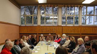 <p>Intensive Diskussion: Bürger aus dem Wohlgelegen wollen das Wohnunfeld in ihrem Stadtteil schnell verbessern. Ein regelmäßiger Treff soll eingerichtet werden, um Probleme zu besprechen.</p>