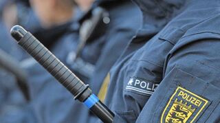 <p>Mit einem Schlagstock - hier ein Bild aus Stuttgart - soll der 28-jährige Polizist einen betrunkenen Mann, der sich einer Blutentnahme zu entziehen versuchte, geschlagen und verletzt haben.</p>