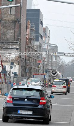 <p>Die Linie 60 fährt durch die Hafenstraße im Jungbusch (unser Bild). Nachts sollen nun mehr Busse auf der Strecke unterwegs sein.</p>