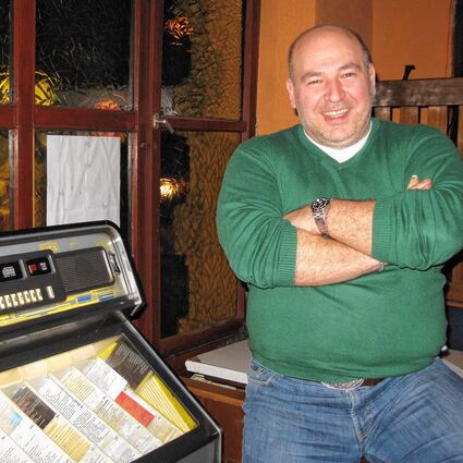 <p>Saki und seine Jukebox: Athanasios Kosmadakis betreibt seit Jahren die Kultkneipe "Rhodos" im Jungbusch. Als kleiner Junge hat er schon mit den Gästen der väterlichen Kneipe gespielt, jetzt steht er selbst hinter der Theke.</p>