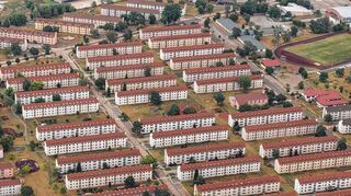 <p>Die Stadt Mannheim würde dem Bund gerne das Benjamin-Franklin-Village abkaufen. Die ersten Nachmieter könnten nach Ansicht des Konversionsbeauftragten Konrad Hummel 2015 auf dem 144 Hektar großen Areal einziehen.</p>