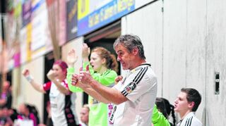 <p>Joachim Rath feierte am Samstag ein glänzendes Debüt als Interimstrainer der Bundesliga-Handballerinnen der HSG Bensheim/Auerbach; die respektable 19:23-Niederlage bei TuS Metzingen macht durchaus Hoffnung.</p>