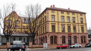 <p>Volker von Offenberg (o.) mit einigen Fundstücken - unter anderem die Glasflasche vom Flohmarkt. Unten das alte Brauerei-Gebäude in der Bergheimer Straße.</p>