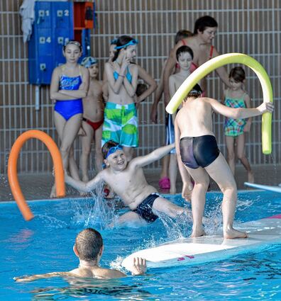 <p>Spiel und Spaß im gar nicht so kühlen Nass: An sechs Stationen durften sich gestern Mädchen und Jungen im Hallenbad wie kleine Piraten fühlen.</p>