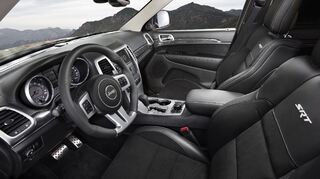<p>Betont sportlich zeigt sich der Innenraum</p>