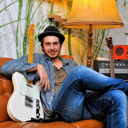 <p>Jules Kalmbacher wollte nur ein Praktikum machen - dann stellte ihm Michael Herberger diesen Studioraum zur Verfügung, auf dessen Sofa der Popakademie-Student mit Xavier Naidoo den Großteil der Erfolgsplatte "Bei meiner Seele" schrieb.</p>