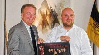 <p>Bürgermeister Rainer Ziegler und Marcus Armani bei der Präsentation des Ladenburger Jazz-Workshops.</p>