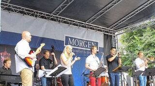 <p>Das Dozenten-Oktett "Ladenburger Jazzkollektiv" hat am Samstag beim "MorgenJazz" auf dem malerischen Marktplatz der Römerstadt Jung und Alt begeistert.</p>