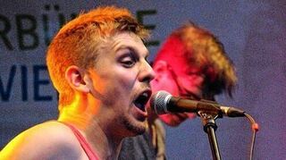 <p>Die vier Miller-Jungs (o.)der Mannheimer Pop-Akademie präsentierten erfrischenden Deutsch-Rock. Sänger Niko Stegmiller (l.) ist nicht nur Namensgeber der Band, er gibt als Songschreiber und Frontmann auch den Ton an. Die Band Miller erntete auf der Viernheimer Sommerbühne verdienten Applaus.</p>