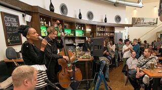<p>Mit Jazz- und Soul-Klassikern begeisterten Laura Oyewale, Rüdiger Wolf und Wlad Larkin die Besucher des MorgenJazz im Bistro "Drehscheibe".</p>