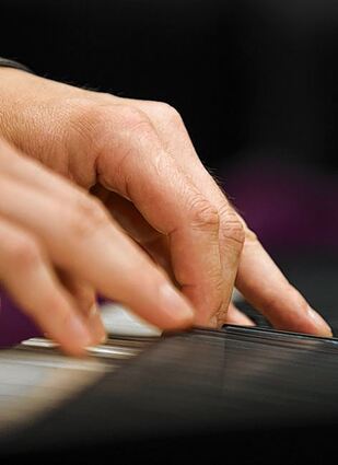 <p>Gefühlvoll greift Pianist und Bandleader Rüdiger Wolf in die Tasten.</p>