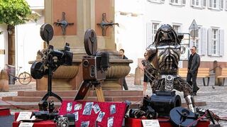 <p>Künstler Mohamat Safarof in der Unteren Straße: Er hat bereits mehrmals seine alten Projektoren in der Stadt ausgestellt, wie hier auf dem Kornmarkt.</p>