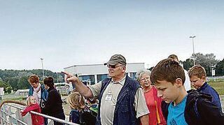 <p>Wolfgang Obenauer erklärt, wie das Abwasser geklärt wird.</p>