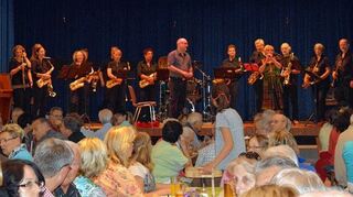 <p>Auch die "BigBand for Bazar" trug mit ihrem Auftritt zum Gelingen des Festes der Seckenheimer Erlösergemeinde bei.</p>