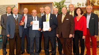 <p>Ehrungsreigen beim Männergesangverein Harmonie: Sängerkreisvorsitzender Heinz Ritsert (4.v.r.) stellt fest: "Singen hält gesund und fit."</p>