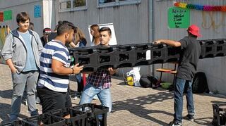 <p>Im Chemiesaal konnten die Gäste Versuche machen, auf dem Hof ging es darum, Getränkekisten zu stapeln - und zwar horizontal.</p>