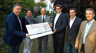 <p>Thorsten Riehle, Ulrike Falkenstein, Stefan Kleiber, Alexander Manz, Sven Reichard und Michael Geis (von links) bei der Scheck-Übergabe.</p>