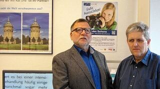 <p>Karlheinz Schneider (l.) und Christoph Graf vom Badischen Blinden - und Sehbehindertenverein neben einem Bildschirmlesegerät.</p>