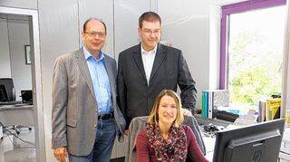 <p>Der Vorsitzende der Lebenshilfe, Günther Baus (links), bei der Spendenübergabe mit Holger Tempel von "webalytics" und Mitarbeiterin Martina Roos.</p>