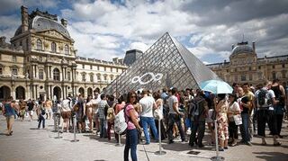 <p>Das dauert: Zwei bis drei Stunden müssen Kunstfans mitunter vor dem Louvre in Paris anstehen.</p>
