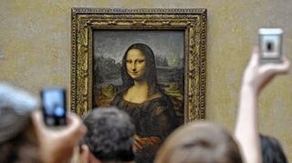 <p>Da Vincis Mona Lisa versteckt sich hinter den Besucherscharen.</p>