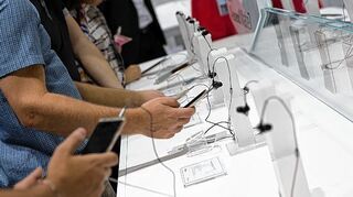<p>Riesenauswahl an Smartphones: Zur groben Orientierung lohnt sich der Gang ins Geschäft, um verschiedene Modelle in die Hand nehmen zu können.</p>