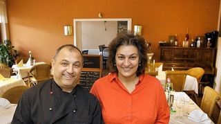 <p>Claudio und Maggie de Luca zeigen den frischen Fisch gerne den Gästen.</p>