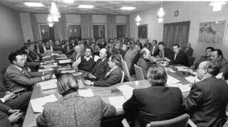 <p>Meilenstein der Ortsgeschichte: Am 16. April 1975 verhandeln die Gemeinderäte von Edingen und Neckarhausen über die Vereinbarungen der Gemeindefusion.</p>