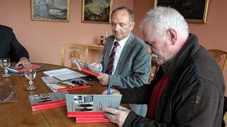 <p>Autor Dr. Klaus Backes (r.) gestern beim Signieren seines Buches im Schloss, an der Seite von Bürgermeister Roland Marsch.</p>
