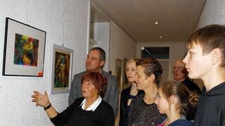 <p>Die Künstler Dorle Wittner und Nils Ritzhaupt sowie Marlene und Fiona Edler mit Bürgermeister Andreas Metz und "inselArt"-Mitinitiatorin Dagmar Klopsch-Güntner bei der Vernissage im Ilvesheimer Rathaus.</p>