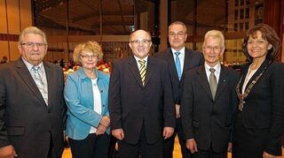 <p>An ihrer langjährigen Wirkungsstätte, im Stadtratssaal, erhielten (v.l.n.r) Bernd Reiß, Roswitha Göbel, Uwe Köppel, Wolfgang Wittmann und Carlo Saxl gestern von OB Eva Lohse den Ehrenring verliehen.</p>