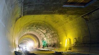 <p>Die Röhre des Schriesheimer Branichtunnels: Die Wände sind bereits fertig, es fehlt nur noch der Belag für die Fahrbahn und die Elektronik. Einstweilen sorgen große Leuchten bei den Bauarbeiten für das notwendige Licht.</p>