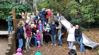 <p>Das große, naturbelassene Außengelände ist Dreh- und Angelpunkt für Kinder, Eltern und Mitarbeiter der Kita "Krümelchen" am Herzogenriedpark. Weiteres Kommunikationszentrum: Die schmucke Küche (Bild unten).</p>