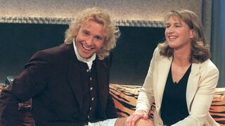 <p>Zwei Mal machte "Wetten, dass...." Halt in Mannheim. Hier massiert Steffi Graf 1997 nach einer verlorenen Wette zur "Strafe" Tommys Knie - ebenfalls schockierend: Das getigerte Sofa.</p>