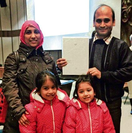 <p>Der aus Bangladesch stammende Informatiker Salan Uddin freut sich zusammen mit Frau Taufiga und den beiden Töchtern Sameeha und Nabiha über die Einbürgerung.</p>