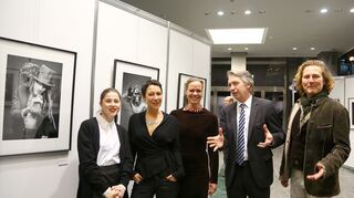 <p>Marina Kaszuba, Annette Mück, Regine Meier, Johann W. Wagner und Thomas Mück (v. l) in der Ausstellung.</p>