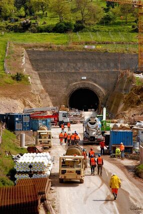 <p>Der 85 Millionen Euro teure Schriesheimer Branich-Tunnel ist das größte Infrastruktur-Projekt der Region. Im zurückliegenden Jahr kamen die Arbeiten so weit voran, dass er bis auf Fahrbahn und Sicherheitstechnik im Grunde fertig ist.</p>