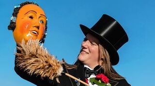 <p>Bärbel Noel von der Narrenzunft Schwenningen staubt die Maske der Narrenfigur "Schwenninger Hansel" ab. Damit hat im Südwesten die Fasnacht begonnen.</p>
