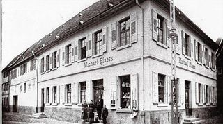 <p>Der ehemalige Kolonialwarenladen von Michael Bläss in der Hauptstraße. Heute ist das Gebäude stark verändert.</p>